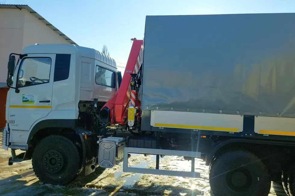 Виготовили бортову платформу з тентом та краном-маніпулятором на базі DONGFENG, фото 9