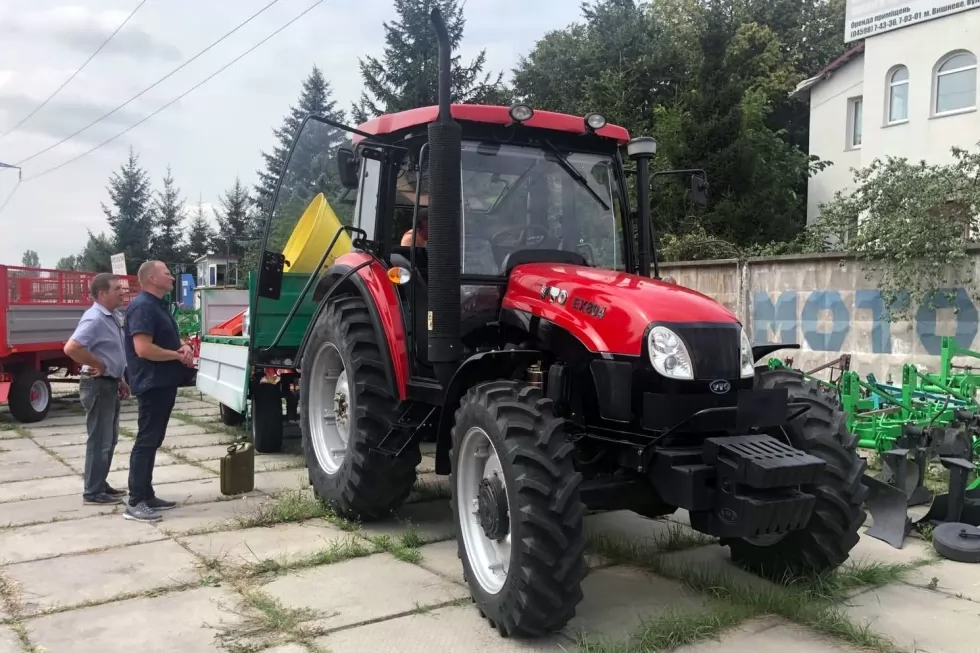 Відвантажили столичним комунальникам трактор із причепом та навісним обладнанням, фото 11