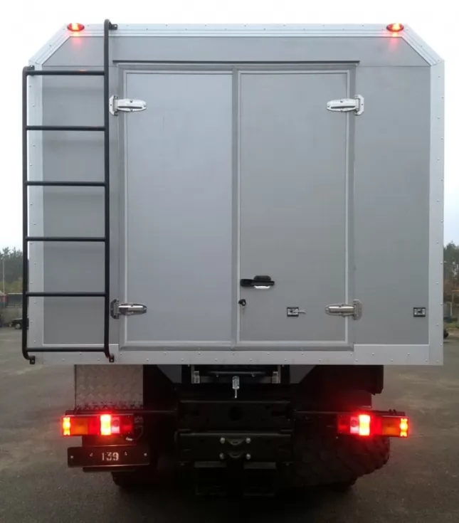 Будинок на колесах - Техкомплект випустив бригадні автомобілі з житловим комплексом, фото 1