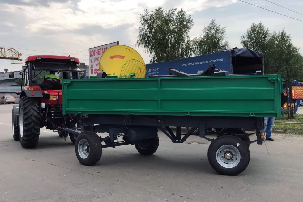 Відвантажили столичним комунальникам трактор із причепом та навісним обладнанням, фото 16