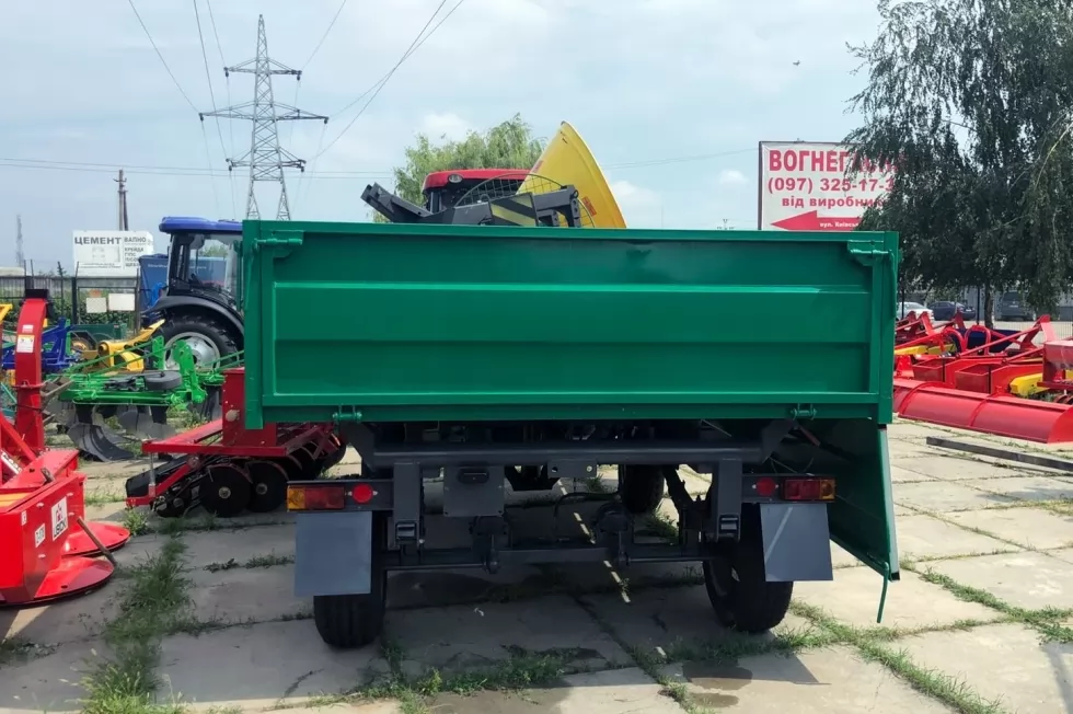 Відвантажили столичним комунальникам трактор із причепом та навісним обладнанням, фото 12