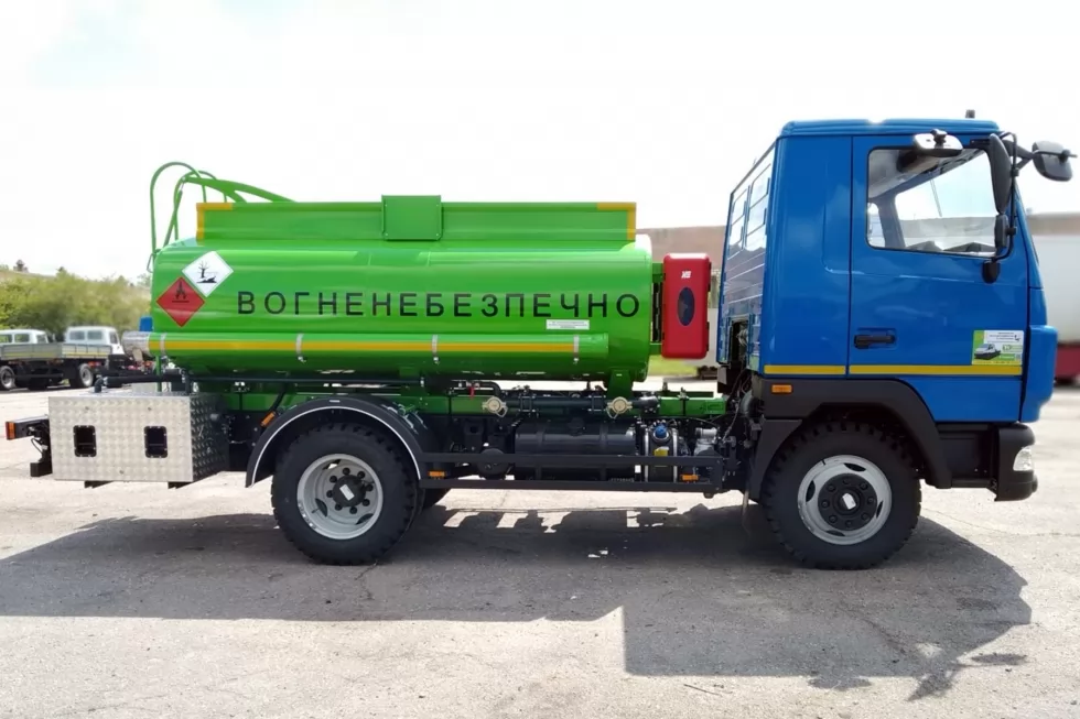 До стандартної моделі 5,5-кубового автопаливозаправника МАЗ-4371 додано додатковий конструктив., фото 10