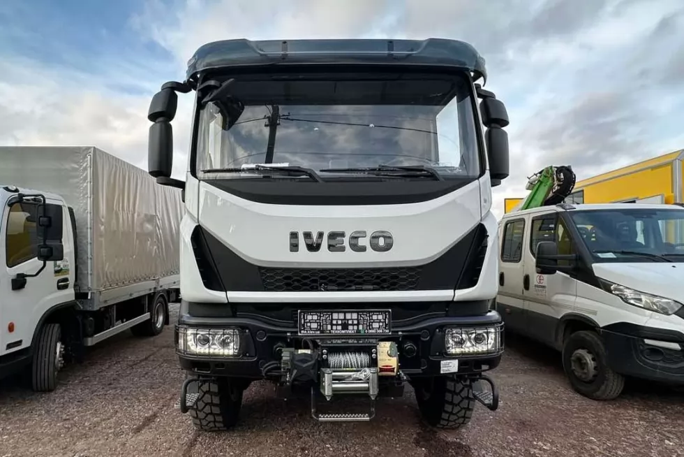 тросова вантажна лебідка попереду кабіни