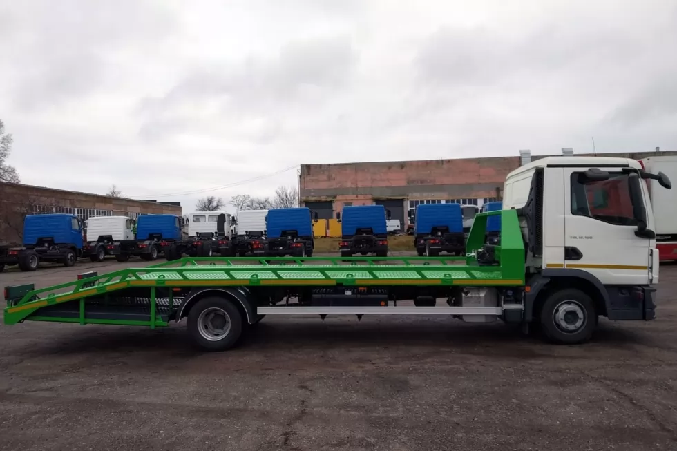 На базі MAN TGL 12.190 4x2 BL CH виготовили новий евакуатор з висувними апарелями, фото 6