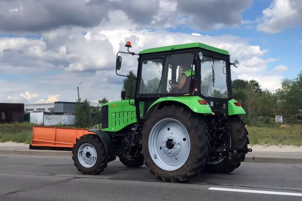 Відвантажили столичним комунальникам ще один трактор з навісним обладнанням, фото 2
