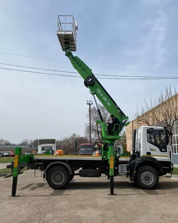 Виконано складний ремонт стріли в корейській автовишці з висотою 30 м, фото 3