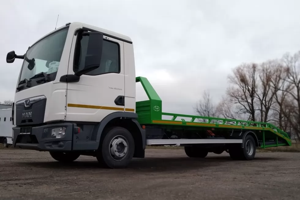 На базі MAN TGL 12.190 4x2 BL CH виготовили новий евакуатор з висувними апарелями, фото 1