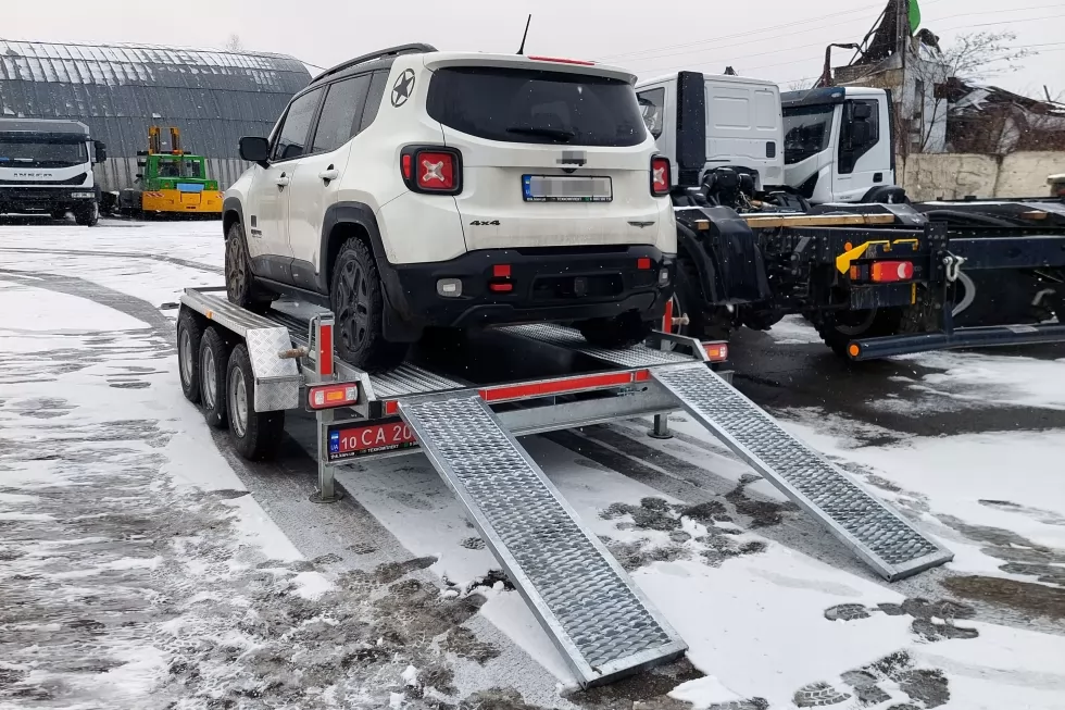 Виготовлено партію нових причепів для перевезення легкої будівельної техніки, фото 2