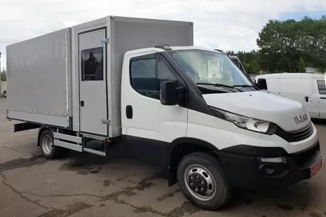 Цікаве рішення як зробити 7-місну кабіну з шасі з денною кабіною