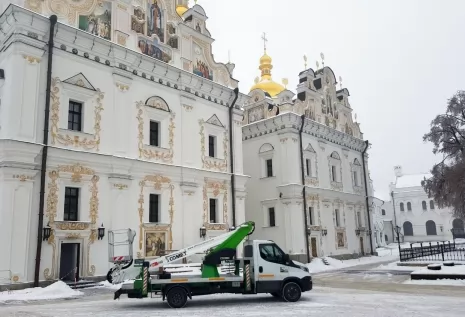 Автовишки Comet: паломництво до Лаври