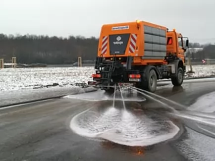 У блозі Техкомплект з'явилися нові матеріали про вибір піскорозкидачів, самоскидів та бензовозів
