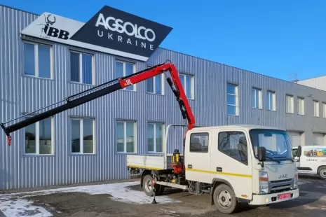 На бортову вантажівку JAC N56DC встановлено італійський кран-маніпулятор