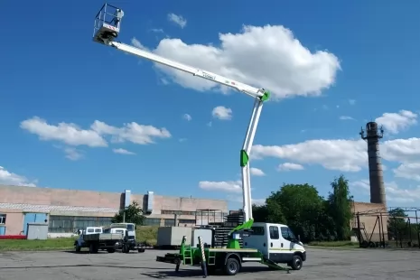 Здолбунівські комунальники придбали автогідропідйомник COMET із комбінованою стрілою