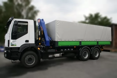 На Заводі спецтехніки Техкомплект зробили бортовий великовантажний автомобіль IVECO з крано-маніпуляторною установкою PM