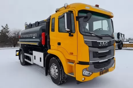 Зробили свій перший автопаливозаправник на базі JAC N200