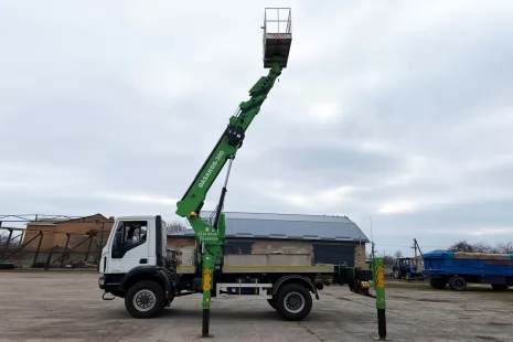 Виконано складний ремонт стріли в корейській автовишці з висотою 30 м