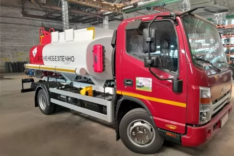 Готується до відвантаження автопаливозаправник на новій модифікації шасі JAC