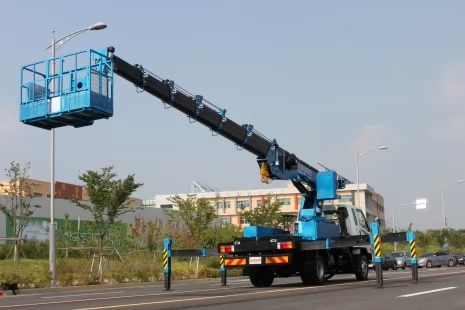 Автогідропідйомники DASAN в Україні - збирання та монтаж на шасі роблять на виробництві Техкомплект