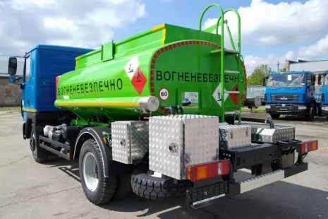 До стандартної моделі 5,5-кубового автопаливозаправника МАЗ-4371 додано додатковий конструктив.