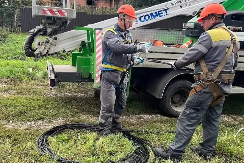 комунальна служба використовує автовишку Comet